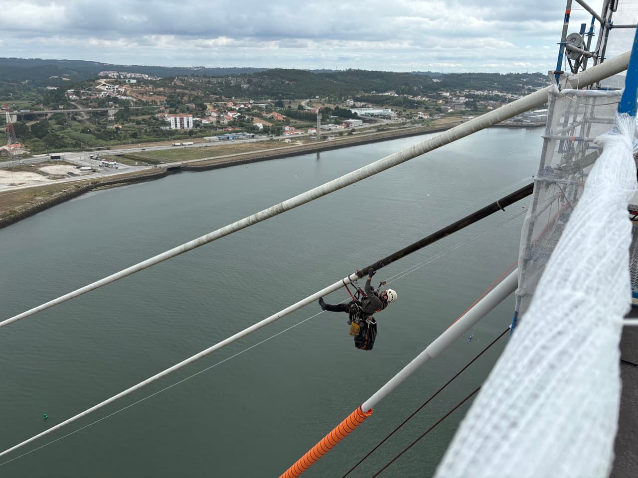 Técnico de acesso por cordas em trabalho